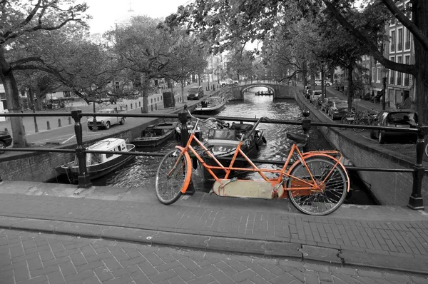 Uma Bicicleta Tandem Vintage Laranja Uma Ponte Com Fundo Tons — Fotografia de Stock