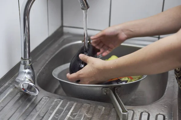 Primo Piano Una Persona Che Lava Verdure Appena Raccolte Nel — Foto Stock