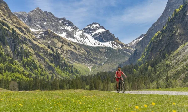 Ebike Mujer Mayor Sonriendo Oberstdorf Bicicletas Eléctricas Bicicleta Montaña Allgau — Foto de Stock