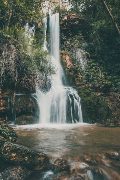 Een Verticaal Schot Van Razende Watervallen — Stockfoto