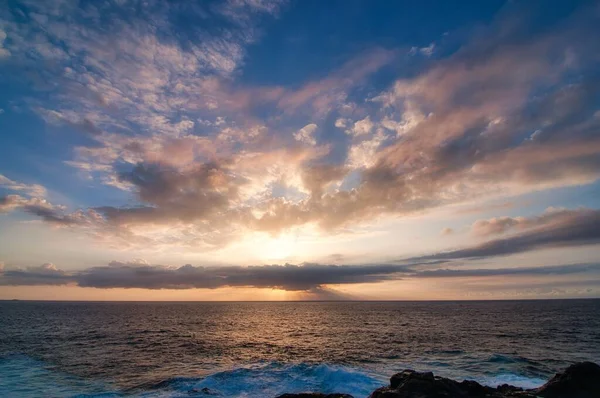Een Prachtig Uitzicht Een Oceaan Met Een Stralende Zon Een — Stockfoto