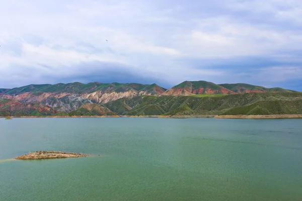 Niesamowite Ujęcie Górskiego Jeziora Zachmurzonym Tle Nieba Armenii — Zdjęcie stockowe