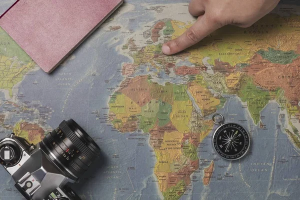 Eine Hohe Engelsaufnahme Der Weltkarte Mit Kamera Pässen Und Kompass — Stockfoto