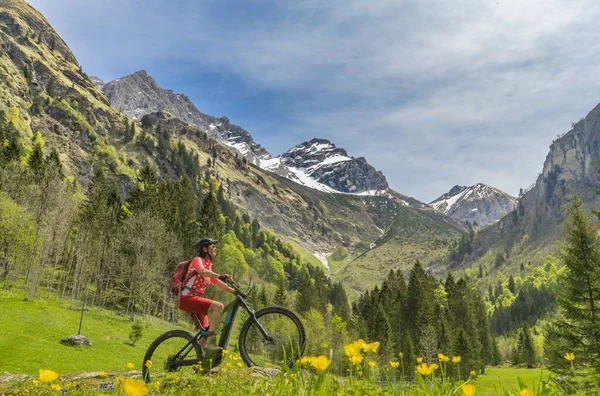 Ebike Mujer Mayor Sonriendo Oberstdorf Bicicletas Eléctricas Bicicleta Montaña Allgau — Foto de Stock