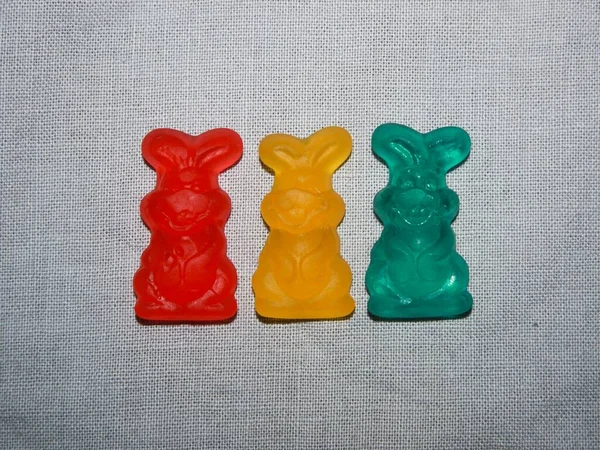 Een Close Shot Van Kleurrijke Gummy Candy Bunnies Geïsoleerd Een — Stockfoto