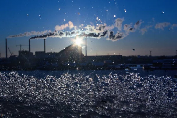 Une Usine Avec Fumée Vapeur Sortant Des Cheminées Capturées Derrière — Photo