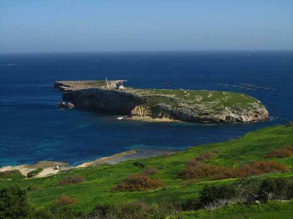 Paul Bay Malta 2014年2月10日 马耳他海岸外的圣保罗群岛 Paul Islands 顶部有圣保罗雕像 附近还有养鱼场 乡村和地平线 — 图库照片