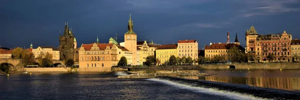 Praga Repubblica Ceca Ottobre 2019 Lungomare Praga Con Ponte Carlo — Foto Stock