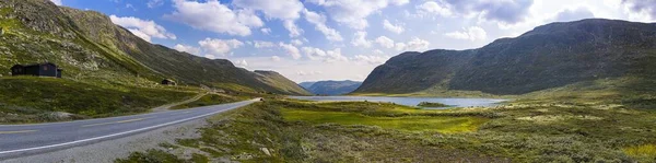 Een Panoramisch Shot Van Een Asfaltweg Nabij Het Meer Omringd — Stockfoto