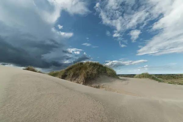 Colpo Basso Angolo Della Sabbia Spiaggia Sotto Cielo Nuvoloso — Foto Stock