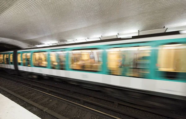 巴黎地铁 Paris Metro 是一个为法国城市巴黎服务的大都市铁路网 — 图库照片