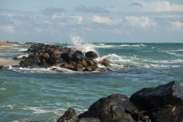 Eine Schöne Landschaft Eines Meeres Mit Reinem Wasser Und Felsen — Stockfoto