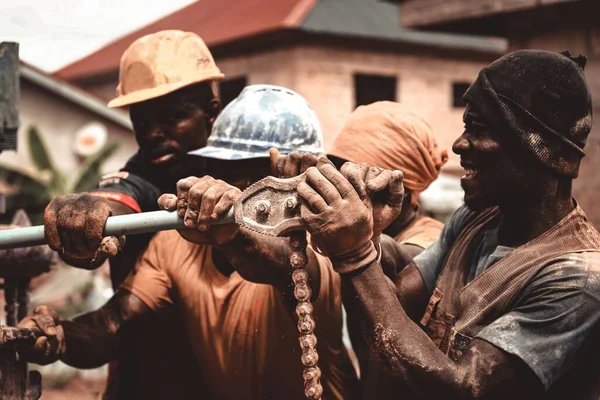 Kumasi Ghana Junio 2020 Hombres Empujando Metal Juntos Sudando Sol — Foto de Stock