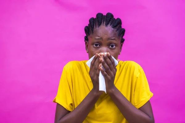 Una Joven Hembra Afroamericana Feliz Sosteniendo Una Bolsa Aislada Sobre — Foto de Stock