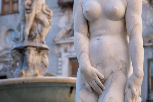 手で性器を覆う女性の古典的な大理石像 — ストック写真