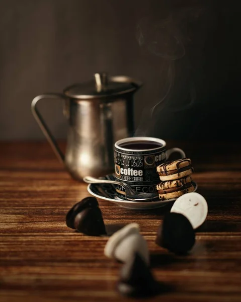 Eine Vertikale Aufnahme Einer Tasse Heißen Kaffees Mit Keksen Auf — Stockfoto