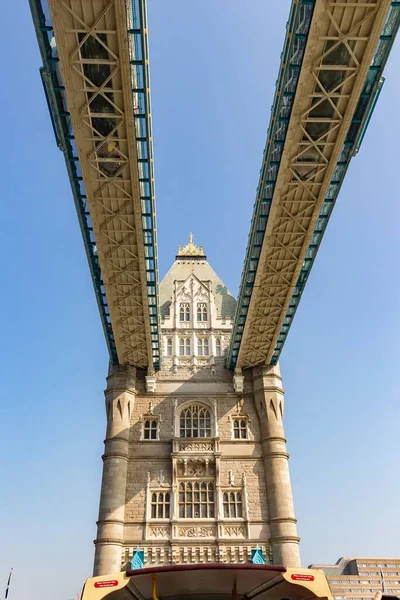 Een Verticaal Schot Van Tower Bridge Met Een Helderblauwe Lucht — Stockfoto