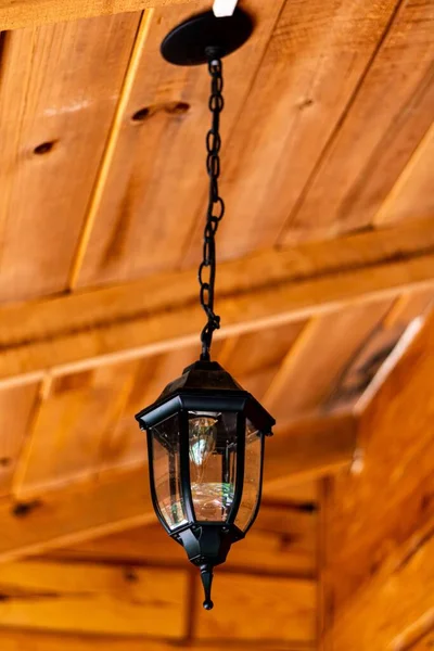小木屋天花板上挂着一盏灯笼的垂直特写镜头 — 图库照片