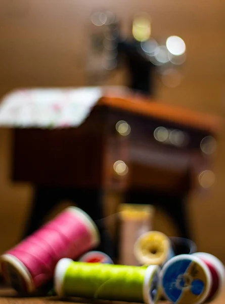 Beaucoup Rouleaux Fils Colorés Une Machine Coudre Dans Atelier Tailleur — Photo