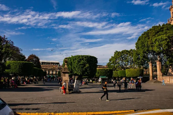 Morelia Mexiko März 2020 Hauptplatz Von Morelia Mexiko Vögel Fliegen — Stockfoto