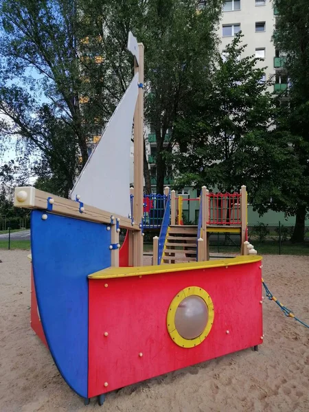 Eine Vertikale Aufnahme Einer Schiffsförmigen Attraktion Auf Dem Spielplatz — Stockfoto