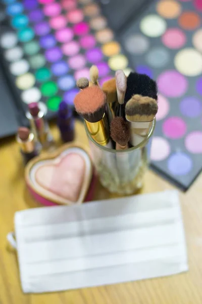 Make Gereedschappen Een Wit Medisch Masker Een Houten Tafel — Stockfoto