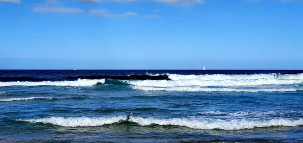 Plano Panorámico Mar Ondulado Bajo Cielo Azul Claro Perfecto Para —  Fotos de Stock