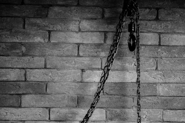 Grey Scale Shot Metallic Chains Background Bricked Wall — Stock Photo, Image