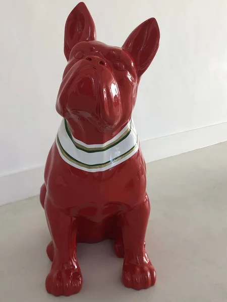 Una Bonita Estatua Roja Perro Boxeador Sobre Una Superficie Blanca — Foto de Stock
