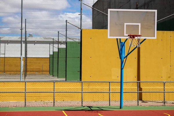 Kosárlabda Karika Kerítésekkel Körülvéve Egy Játszótéren Napfény Alatt Nappal — Stock Fotó