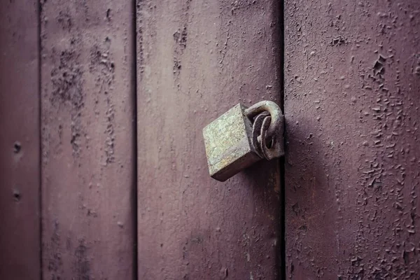 Una Cerradura Unida Las Puertas Color Violeta Oscuro — Foto de Stock