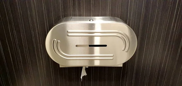 茶色の壁に金属製のトイレ紙容器のパノラマショット — ストック写真