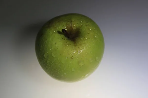 Close Uma Maçã Verde Com Gotas Água Contra Fundo Branco — Fotografia de Stock