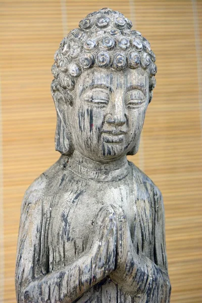 Primo Piano Verticale Una Statua Buddha Uno Sfondo Marrone — Foto Stock