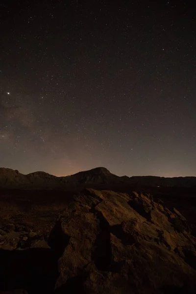 Plano Vertical Hermosas Formaciones Rocosas Bajo Cielo Estrellado Nocturno —  Fotos de Stock
