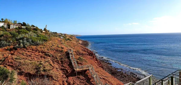 Mavi Bulutlu Bir Gökyüzünün Altında Denize Açılan Bir Güvertenin Panoramik — Stok fotoğraf