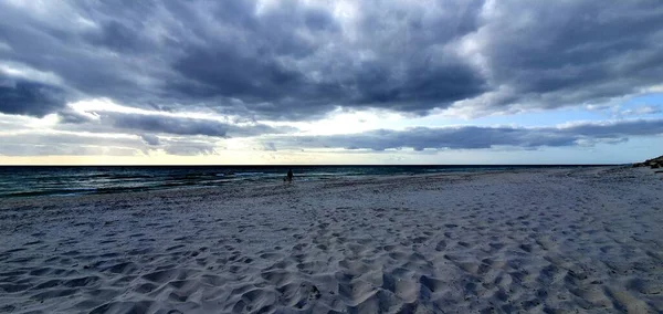 Arka Planda Deniz Olan Bir Sahilin Panoramik Görüntüsü — Stok fotoğraf