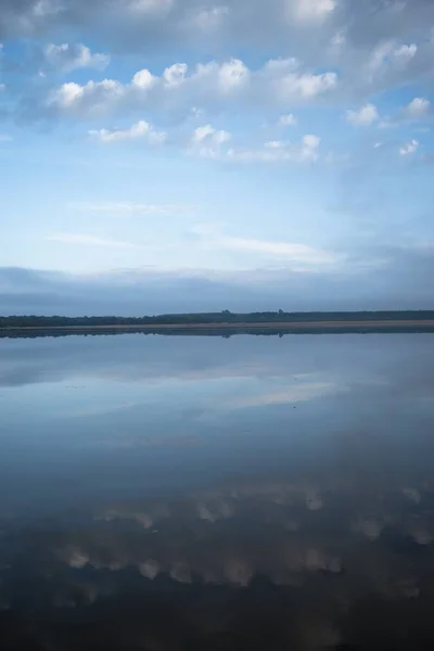 Вертикальный Снимок Отражающей Поверхности Озера Облачном Фоне Неба — стоковое фото