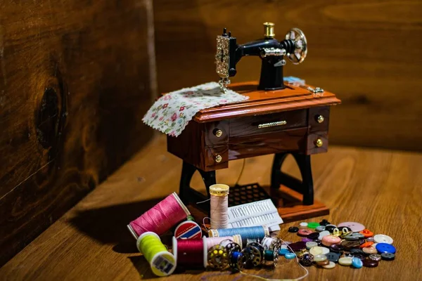 Una Mini Máquina Coser Una Mesa Madera Con Pequeños Hilos — Foto de Stock