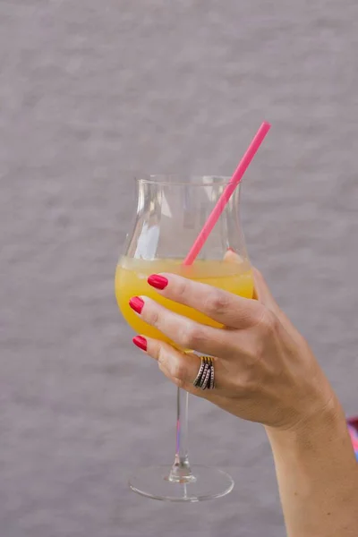 Una Donna Che Tiene Bicchiere Succo Arancia Freddo Delizioso Con — Foto Stock