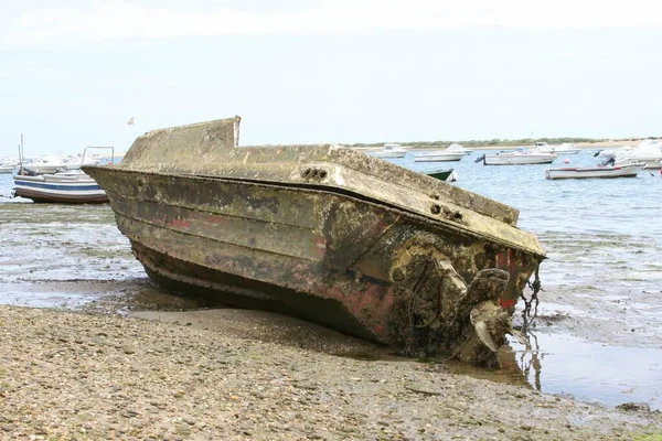 Velho Barco Sujo Enlameado Praia Areia — Fotografia de Stock