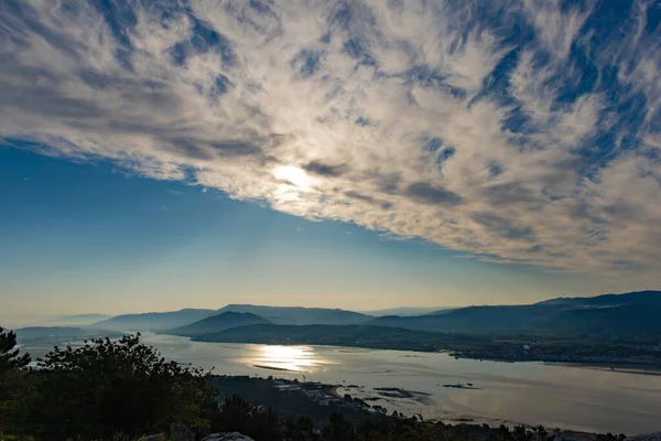 Sol Brillando Través Las Nubes Cielo Sobre Agua — Foto de Stock