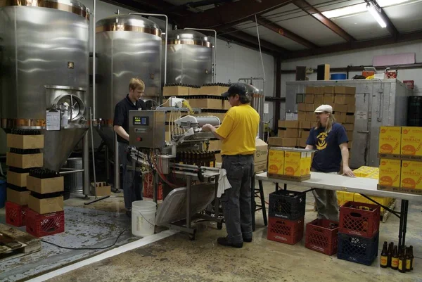 Fallon Estados Unidos 2008 Trabalhadores Engarrafando Embalando Cerveja Uma Cervejaria — Fotografia de Stock