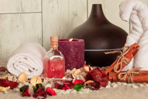 Die Essentiellen Wellness Elemente Für Die Aromatherapie Einschließlich Handtuch Und — Stockfoto