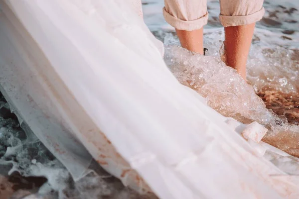 Close Pessoas Mar Ondulado Com Tecido Branco Lado — Fotografia de Stock