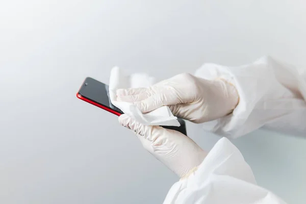Pracownik Służby Zdrowia Noszący Śoi Rękawice Lateksowe Dezynfekujące Telefon Komórkowy — Zdjęcie stockowe
