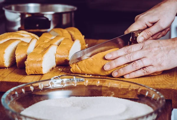 Ytlig Fokusering Närbild Bild Kock Händer Skivning Bröd Bräda Bredvid — Stockfoto