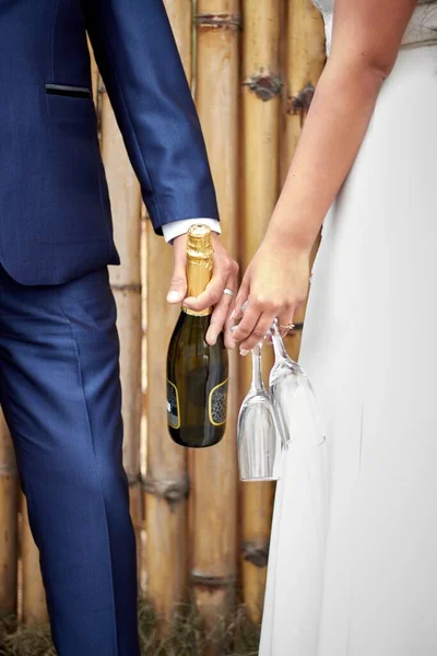 Braut Und Bräutigam Mit Einer Flasche Champagner Und Gläsern — Stockfoto