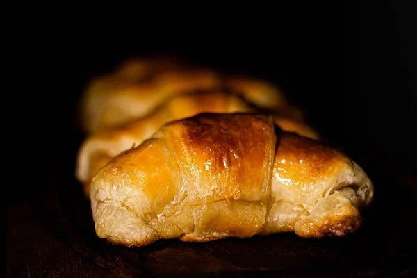 Close Deliciosos Croissants Uma Fileira Sob Luz Com Fundo Desfocado — Fotografia de Stock