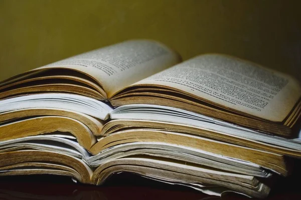 Een Close Van Een Stapel Geopende Boeken Kennis Wijsheid Informatie — Stockfoto